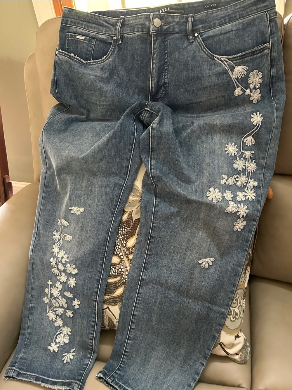FDJ. Olivia Women’s Straight-Leg Jeans with White Floral Embroidery - Blue